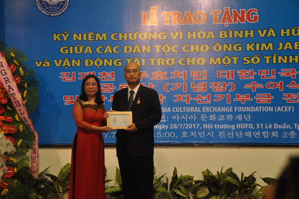 Bà Trần Thị Thu Thủy, Trưởng Văn phòng đại diện phía Nam của Liên hiệp các Tổ chức Hữu nghị Việt Nam trao tặng Kỷ niệm chương cho ông Kim Jea Chon.