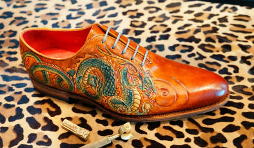 Chiếc giày khắc hình rồng có giá 25 triệu đồng của cửa hàng Thanh đã được một đại gia Sài Gòn mua.