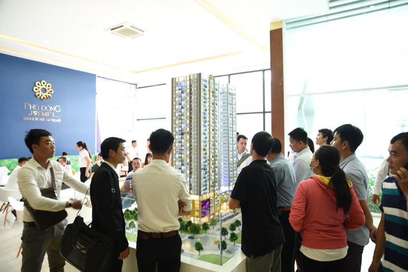 Khách hàng tham quan mô hình dự án Phú Đông Premier
