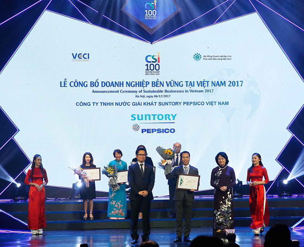 Đại diện Suntory PepsiCo Việt Nam lên nhận giải thưởng Top 10 Doanh Nghiệp  Bền Vững năm 2017.