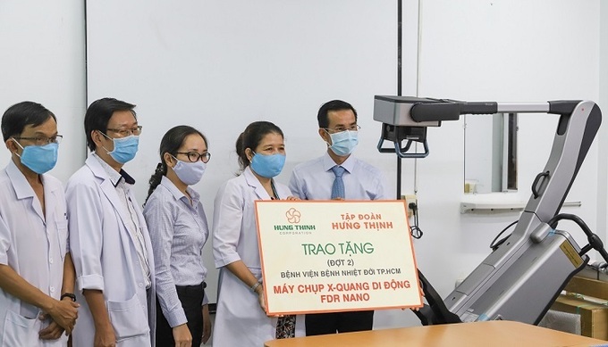 Đại diện Tập đoàn Hưng Thịnh trao tặng máy máy chụp X-Quang di động cho Bệnh viện Nhiệt đới TP HCM.