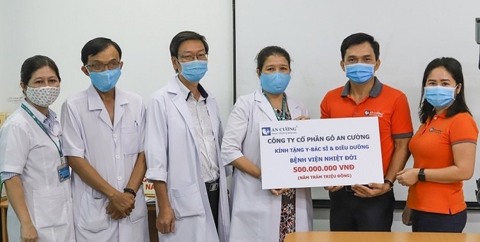 Đại diện An Cường tặng 500 triệu đồng cho y, bác sĩ và điều dưỡng của Bệnh viện Nhiệt Đới TP HCM.