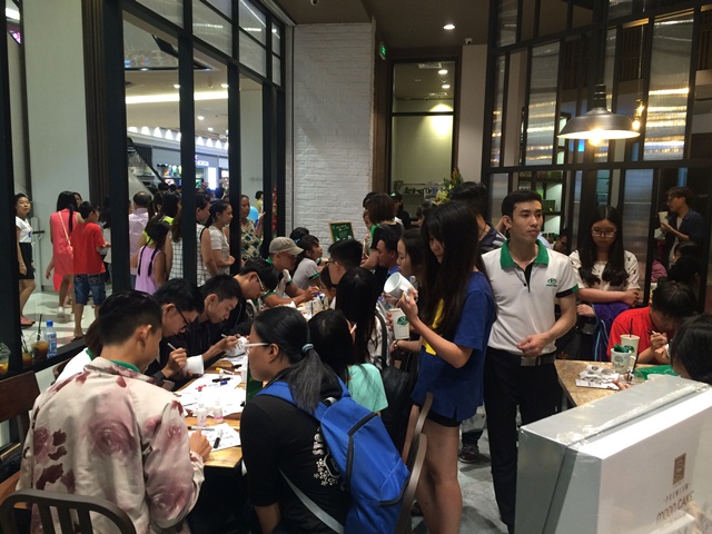 Chương trình tặng ly sức đặc biệt thu hút đông đảo khách hàng ghé cửa hàng Phúc Long tại tầng trệt Trung tâm thương mại Aeon Mall Bình Tân  