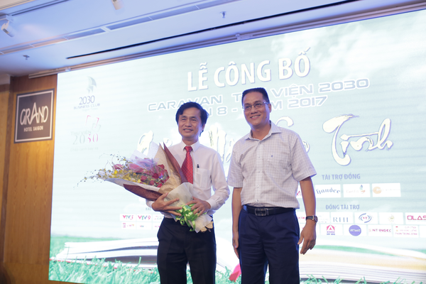 Ông Lê Đức Nghĩa (bên phải), CEO Công ty Gỗ An Cường, Chủ tịch CLB Doanh nhân 2030 tặng hoa cho đại diện nhà tài trợ