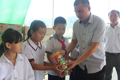 Anh Đặng Trung Cường đại diện báo Doanh nghiệp Việt Nam, Công ty TNHH Truyền thông Reporter VN trao quà cho các em nhỏ