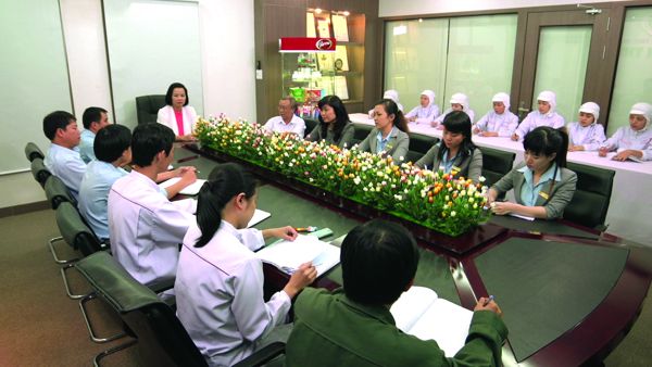 CEO Hoàng Thị Minh Hiếu đang chủ trì một cuộc họp tại văn phòng Nam Phương Food 