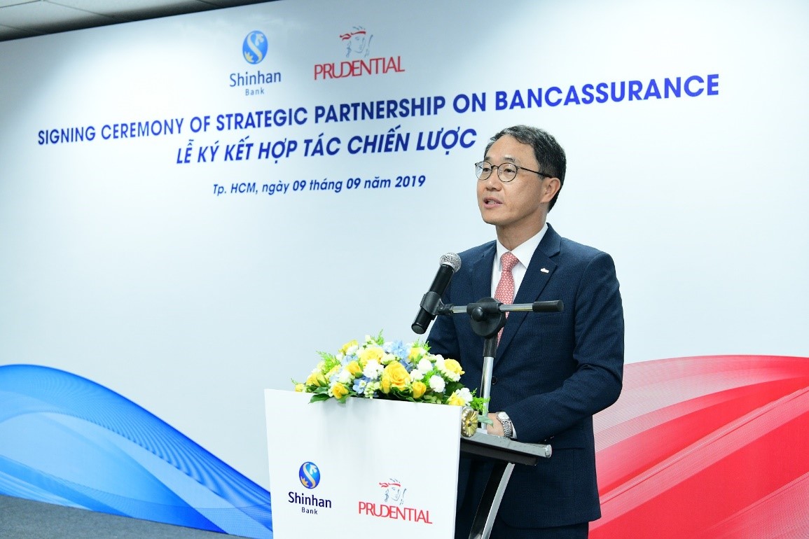 Ông Shin Dong Min – Tổng Giám đốc của Ngân hàng Shinhan tại VN chia sẻ tại Lễ ký kết