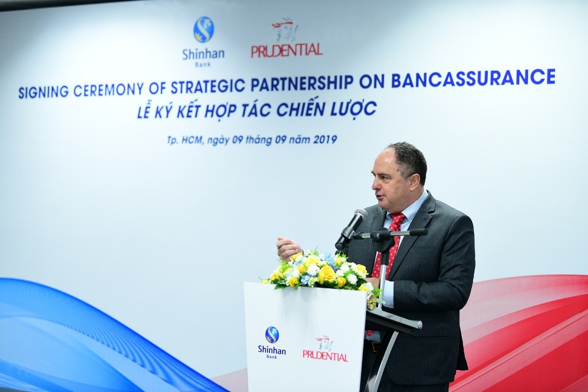 Ông Clive Baker -Tổng Giám đốc Prudential Việt Nam chia sẻ tầm quan trọng của kênh bancassurance đối với Prudential Việt Nam.