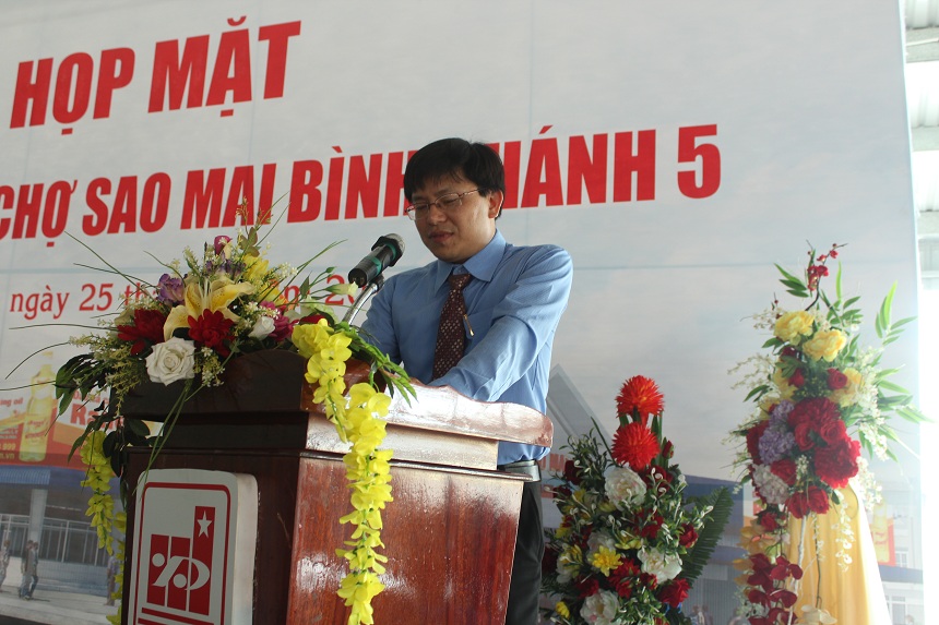 Ông Trương Vĩnh Thành - Phó Tổng giám đốc Tập Đoàn Sao Mai phát biểu tại buổi họp mặt tiểu thương chợ Sao Mai - Bình Khánh 5