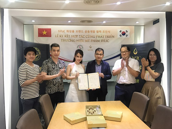 Giám đốc Phan Quỳnh Anh rạng rỡ ký kết tại xứ sở kim chi
