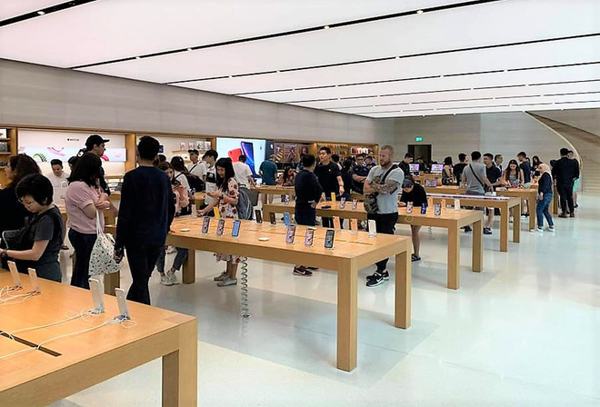 Dân buôn Việt đã bắt đầu đổ về Apple Store tại Singapore chờ thời điểm mở bán iPhone 11. (Nguồn ảnh: Ta Hiep Huu)