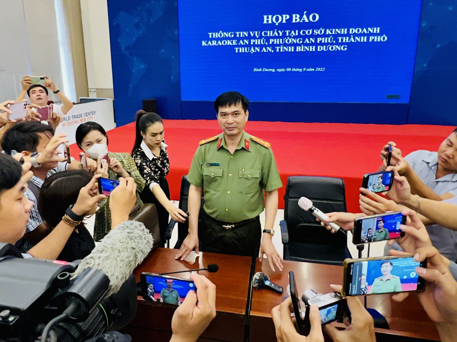 Đại tá Trịnh Ngọc Quyên trả lời báo chí sau cuộc họp báo.  ĐỖ TRƯỜNG
