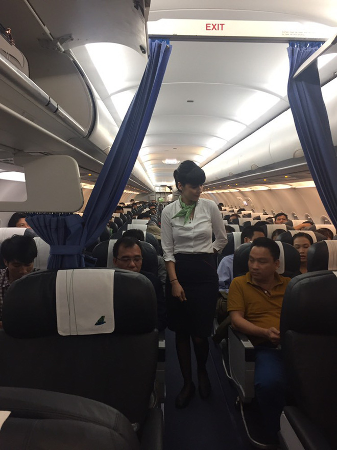Tiếp viên Bamboo Airways phục vụ hành khách