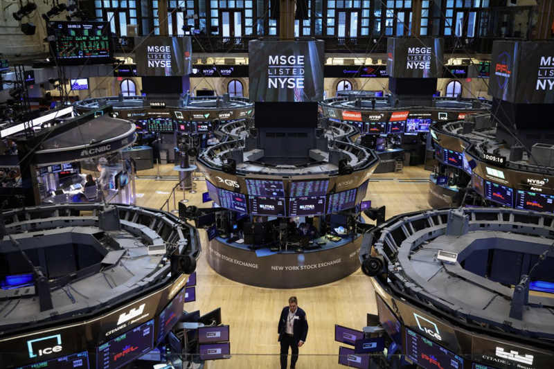 Sàn giao dịch chứng khoán NYSE ở New York ngày 3/8 - Ảnh: Reuters.