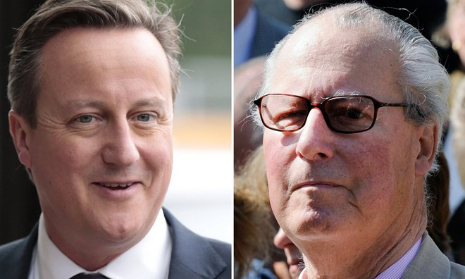 Thủ tướng Anh David Cameron (trái) và cha của ông, Ian Cameron
