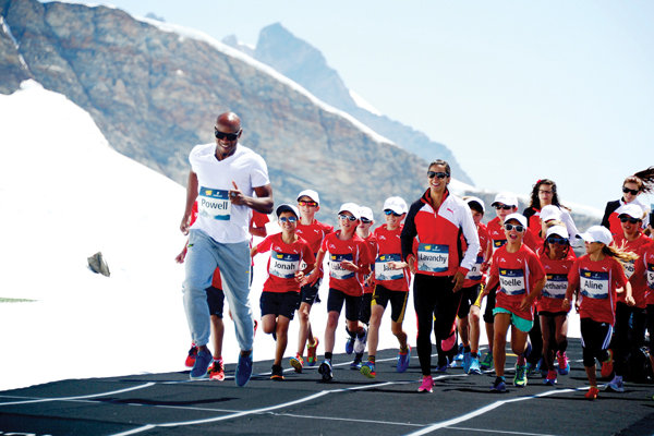 Asafa Powell cùng học sinh trên đường chạy 100m trên đỉnh Jungfrau