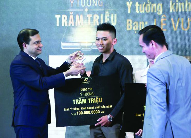 Doanh nhân Lê Vương Quốc nhận giải thưởng Ý tưởng kinh doanh xuất sắc nhật tại cuộc thi Ý tưởng Trăm triệu 