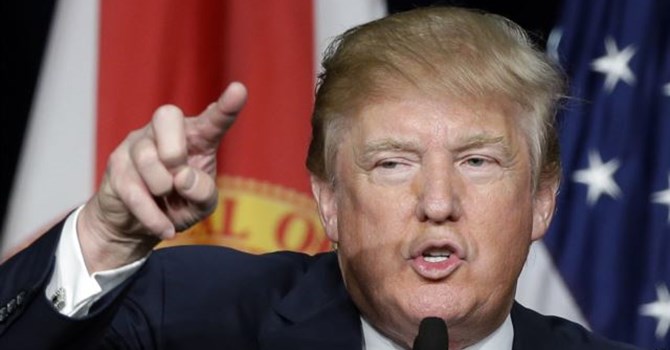 Donald Trump phát biểu trước những người ủng hộ tại một điểm dừng chân trong chiến dịch vận động vtranh cử, ngày 23 tháng 10, 2015 ở Doral, Florida.