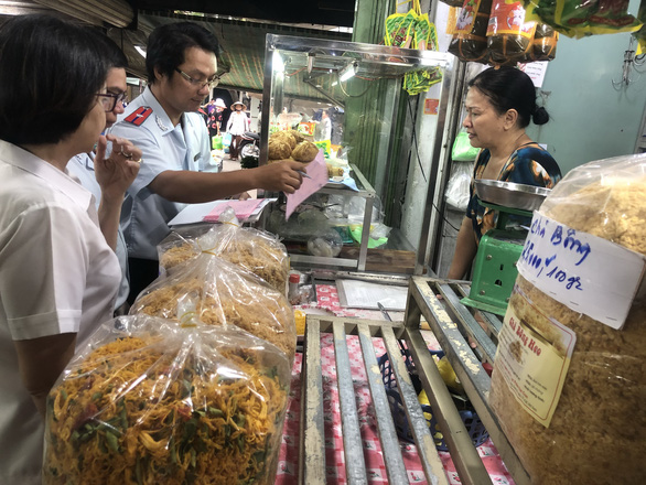 Cơ quan chức năng kiểm tra chất lượng thực phẩm khi nhập về chợ đầu mối tại TP.HCM - Ảnh: N.TRÍ
