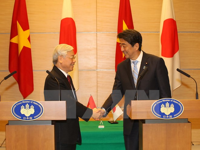 Tổng Bí thư Nguyễn Phú Trọng và Thủ tướng Nhật Bản Shinzo Abe tại cuộc họp báo chung. Ảnh: Vietnam+