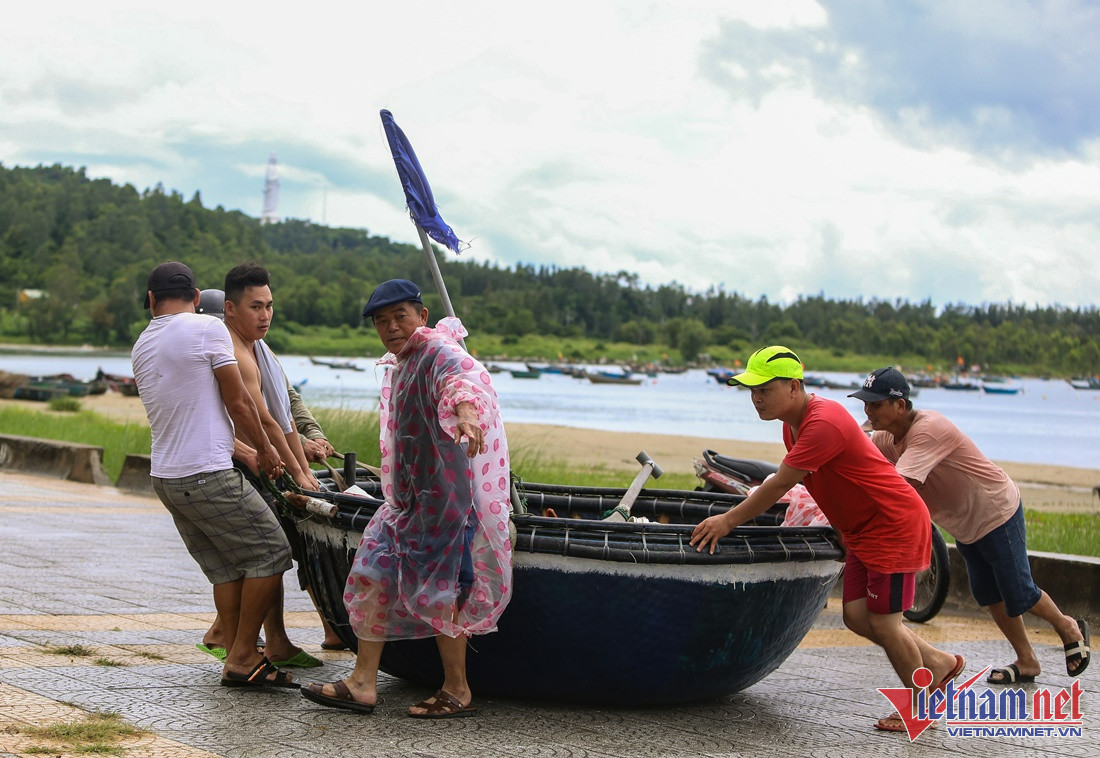 Ngư dân Đà Nẵng di chuyển thuyền cá lên bờ để phòng tránh bão. Ảnh: Hồ Giáp