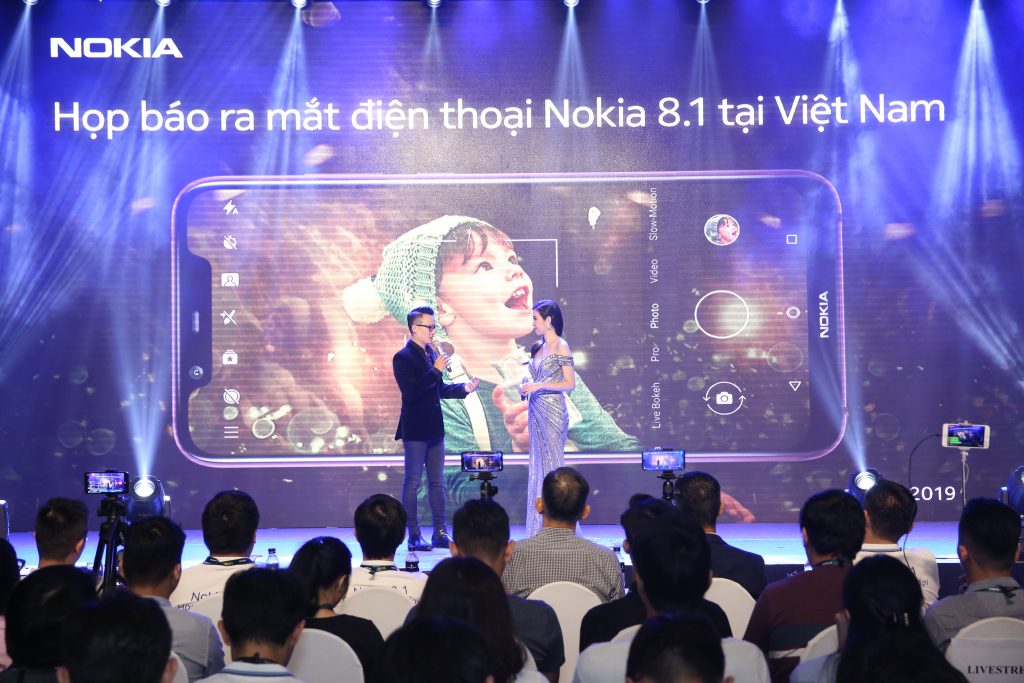 Ca sĩ Hoàng Bách-một tín đồ của Nokia cũng có mặt trong buổi ra mắt điện thoại Nokia 8.1