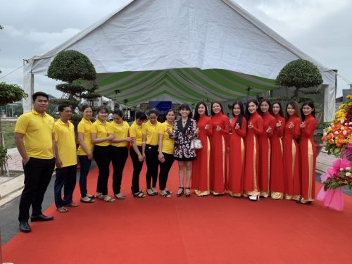 Bà Phạm Thị Hường – Chủ tịch HĐQT Công ty Phú Hồng Thịnh cùng nhân viên chụp hình lưu niệm tại buổi lễ