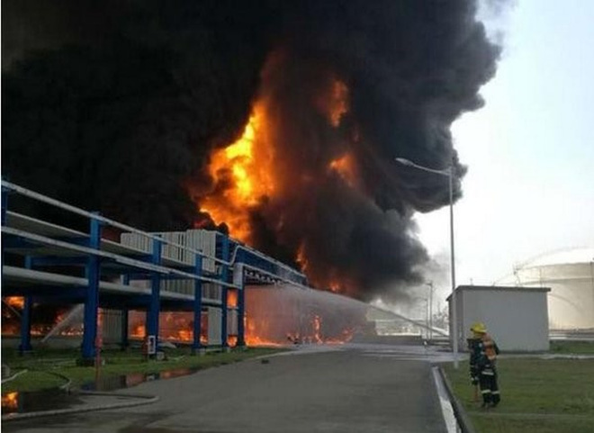 Khói và lửa bùng lên dữ dội tại nhà máy hóa chất Trung Quốc. Ảnh: CCTV News