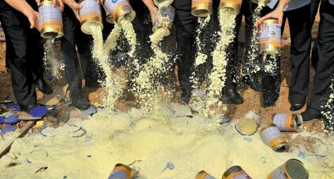 Vụ bê bối hơn 17.000 hộp sữa giả bị bắt giữ khiến dư luận Trung Quốc hoang mang, phẫn nộ. Ảnh newsweek.pl
