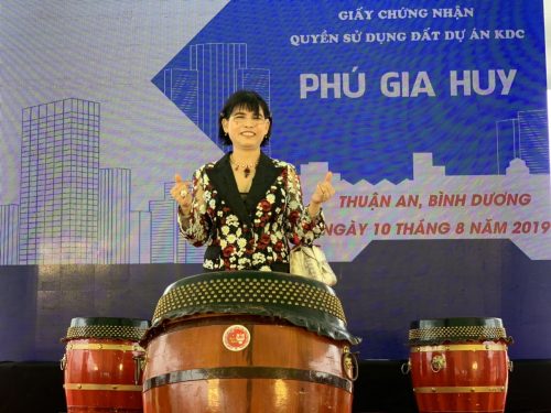 Bà Phạm Thị Hường phát biểu tại buổi lễ và hứa hẹn mang đến những tiện nghi tốt nhất cho khách hàng