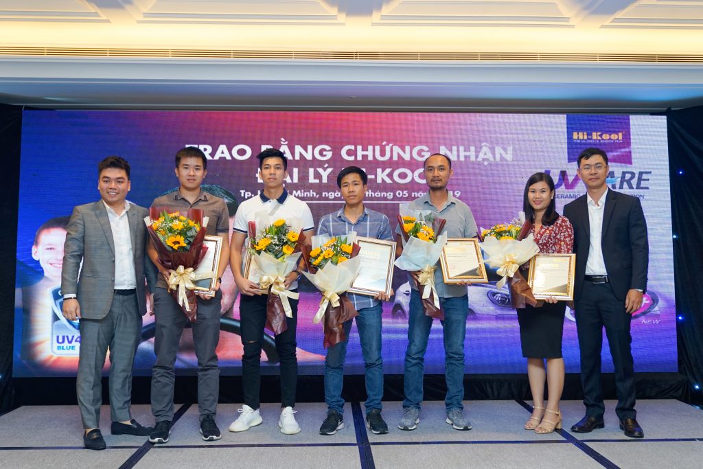 Đại diện Hi-Kool Việt Nam trao bằng chứng nhận cho các đại lý phân phối  các sản phẩm của công ty