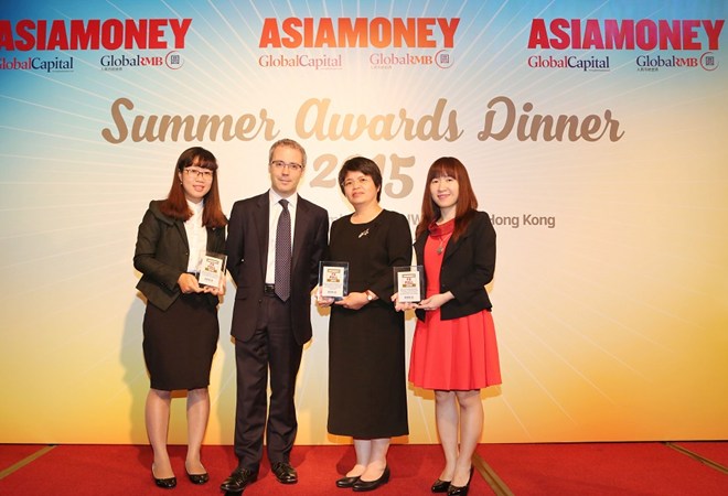 Đại diện BIDV nhận giải thưởng do Asia Money trao tặng