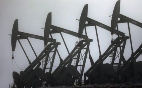 Trong bối cảnh Iran trở lại thị trường dầu thế giới, Saudi Arabia kiên quyết không cắt giảm sản lượng và triển vọng kinh tế vĩ mô khá u ám, nhiều khả năng giá dầu sẽ tiếp tục đi xuống, không loại bỏ khả năng giá dầu về quanh mức 30USD/thùng - Ảnh: Reuters.