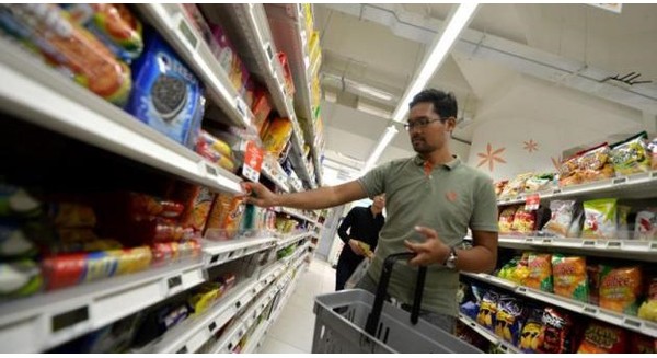 Anh Achmad Sobirin Suhaimi, 31 tuổi đang đi lựa đồ ở siêu thị