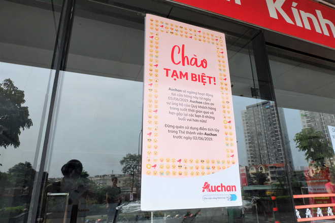 Thái độ phục vụ của hệ thống Auchan trước khi đóng cửa dành được nhiều thiện cảm của người tiêu dùng Việt.