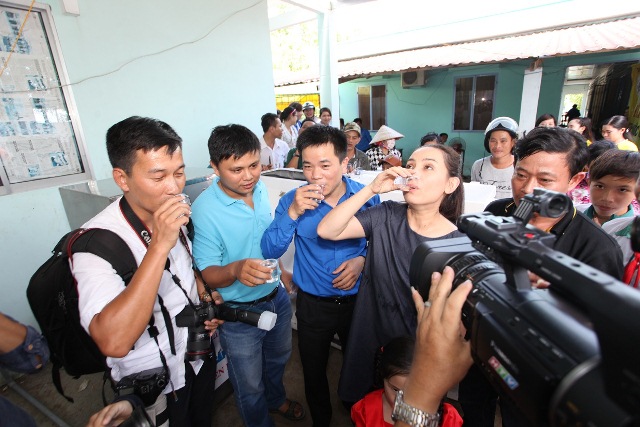 Ca si Phi Nhung và lãnh đạo TW Đoàn cùng người  dân và đại diện báo chí cùng uống nước ngọt sau khi  được lọc qua hệ thống máy lọc nước do Tập đoàn Tân  Hiệp Phát tài trợ cho các tỉnh ĐBSCL