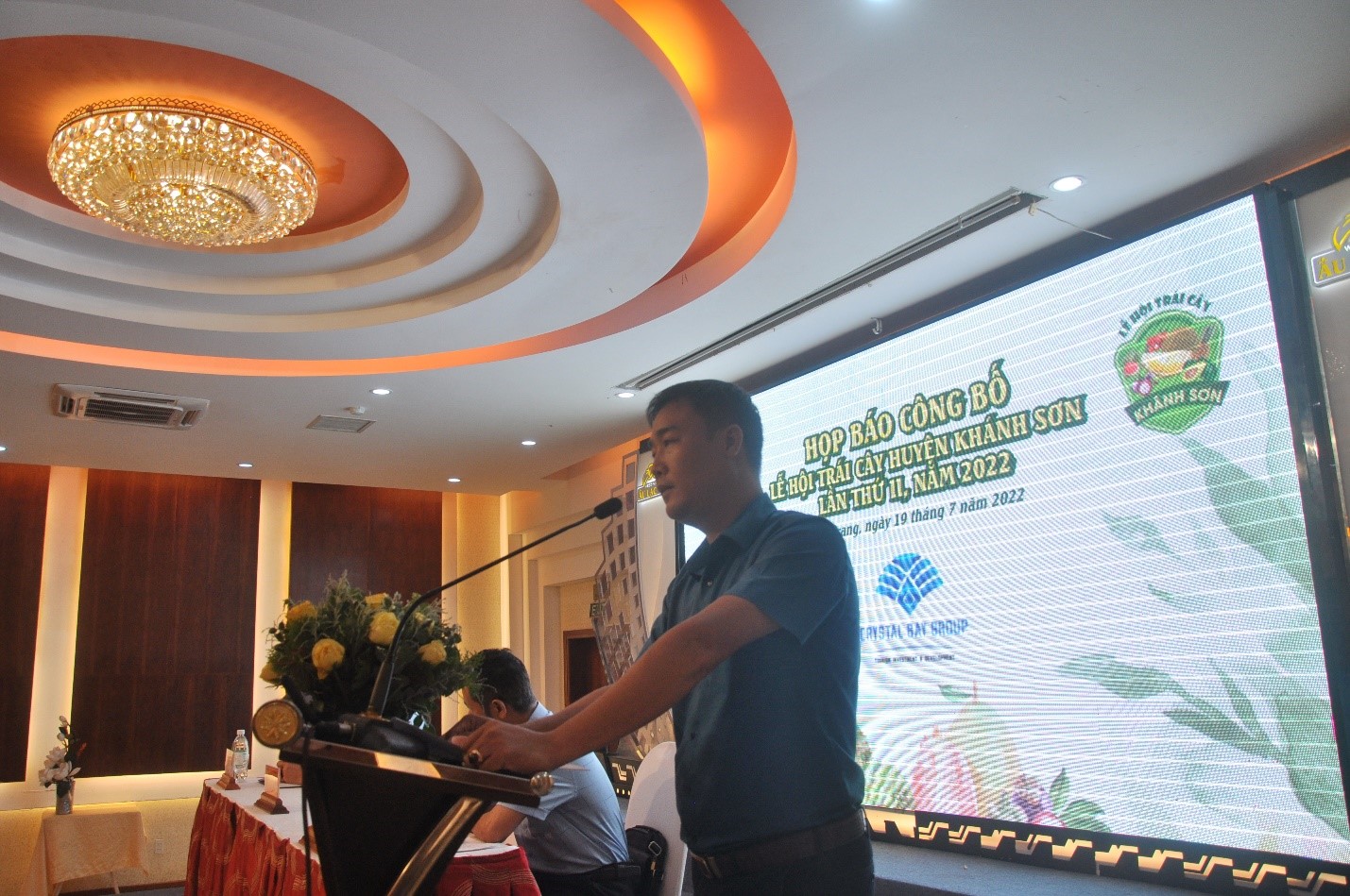 Ông Nguyễn văn Nhuận Chủ Tịch UBND Huyện Khánh Sơn phát biểu về Tổ chức Lễ Hội Trái Cây Khánh Sơn năm 2019 và Kế hoạch tổ chức Lễ Hội Trái cây lần thứ 2/2022