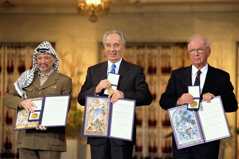 Shimon Peres (giữa) nhận giải Nobel hòa bình năm 1994 cùng Yasser Arafat và Yitzhak Rabin. Ảnh: Wikimedia