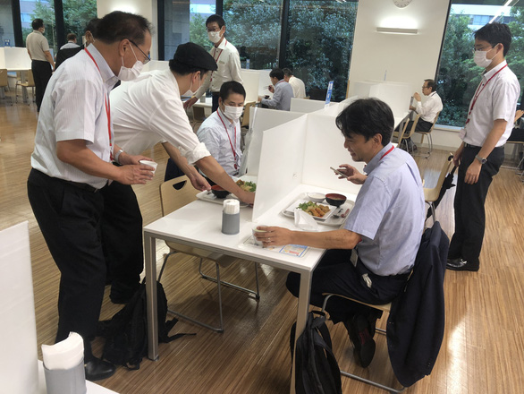Gạo ST25 của Việt Nam vào Văn phòng Nội các Nhật Bản thế nào? - Ảnh 1. Nhân viên Văn phòng Nội các Nhật Bản thưởng thức bữa trưa với cơm chiên được nấu từ gạo ST25 - Ảnh: Thương vụ VN tại Nhật Bản