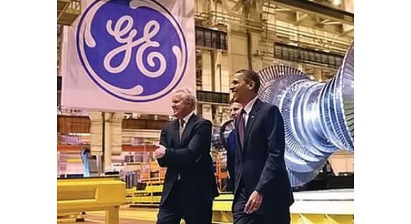  Tổng giám đốc GE Jeffrey Immelt (trái) và Tổng thống Mỹ Obama trong một chuyến tham quan nhà máy của GE. 