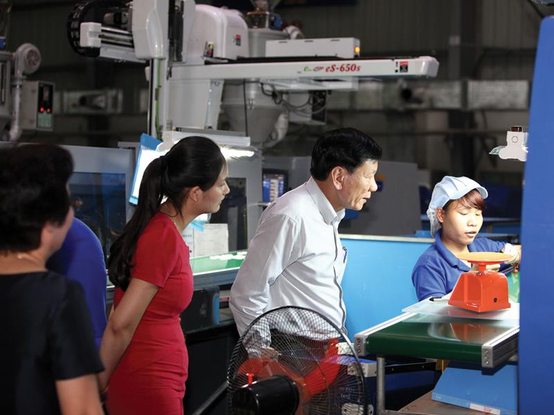 TS. Nguyễn Anh Tuấn, Tổng Biên tập Báo Đầu tư, Trưởng đoàn thẩm định số 7 của Hội đồng Sơ tuyển Giải thưởng Sao Vàng đất Việt 2015 thăm cơ sở sản xuất của doanh nghiệp