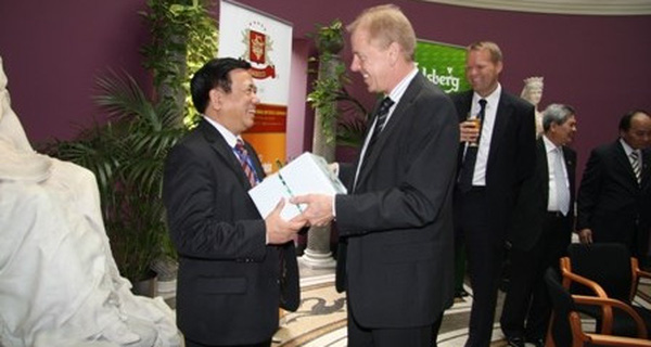 Ông Nguyễn Văn Việt (trái) khi còn làm TGĐ Habeco và đại diện của Tập đoàn Carlsberg tại Đan Mạch. 