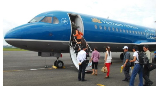Hành khách lên máy bay Vietnam Airlines - Ảnh: Hoàng Thạch Vân