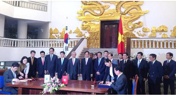 Bộ trưởng Bộ Công thương Việt nam Vũ Huy Hoàng và Bộ trưởng Bộ Thương mại Công nghiệp và Năng lượng Hàn Quốc Yoon Sang-jick thay mặt Chính phủ 2 nước ký VKFTA. Ảnh: Infonet.