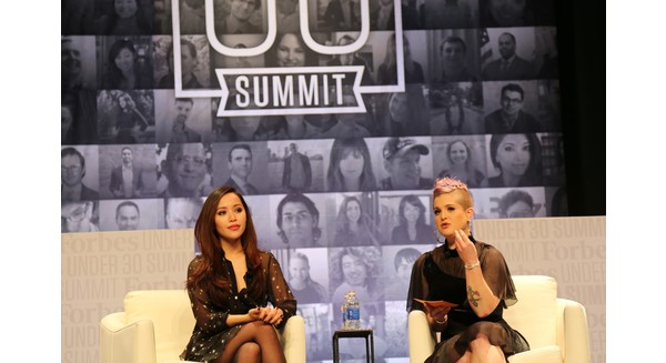 Michelle Phan (trái) trao đổi với Kelly Osbourne (phải) trên sân khấu Tôn vinh danh sách 30 under 30 2015 của tạp chí Forbes tại Philadelphia, Mỹ. Ảnh: Mehrunnisa Wani.