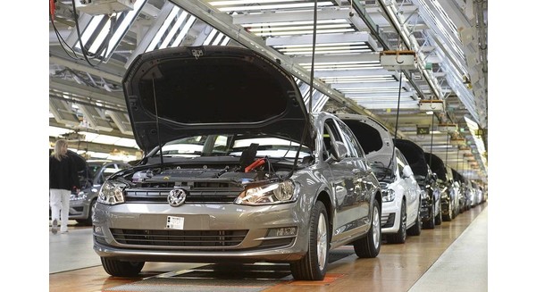 Dây chuyền sản xuất xe tự động tại nhà máy Wolfsburg của Volkswagen. Ảnh: REUTERS