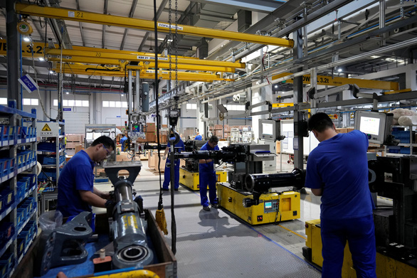Một nhà máy sản xuất động cơ ở Thượng Hải hoạt động trở lại sau đợt bùng phát dịch COVID-19 vào cuối tháng 7-2022 - Ảnh: Reuters