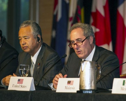 Bộ trưởng Thương mại Nhật Bản - Akira Amari (trái) và Đại diện Thương mại Mỹ - Michael Froman. Ảnh: Reuters