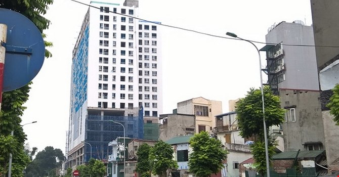Tòa nhà 8B Lê Trực là một trong những dự án vi phạm rất nghiêm trọng nhưng chỉ đến khi báo chí thông tin rộng rãi thì mới được các cơ quan chức năng ở Hà Nội vào cuộc quyết liệt.