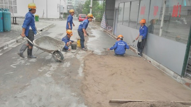 Mặt đường gom trong khuôn viên BV Nội tiết TW bị lún nứt đã được khắc phục tạm thời.